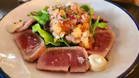 Tuna tataki at Estragon restaurant in Seville