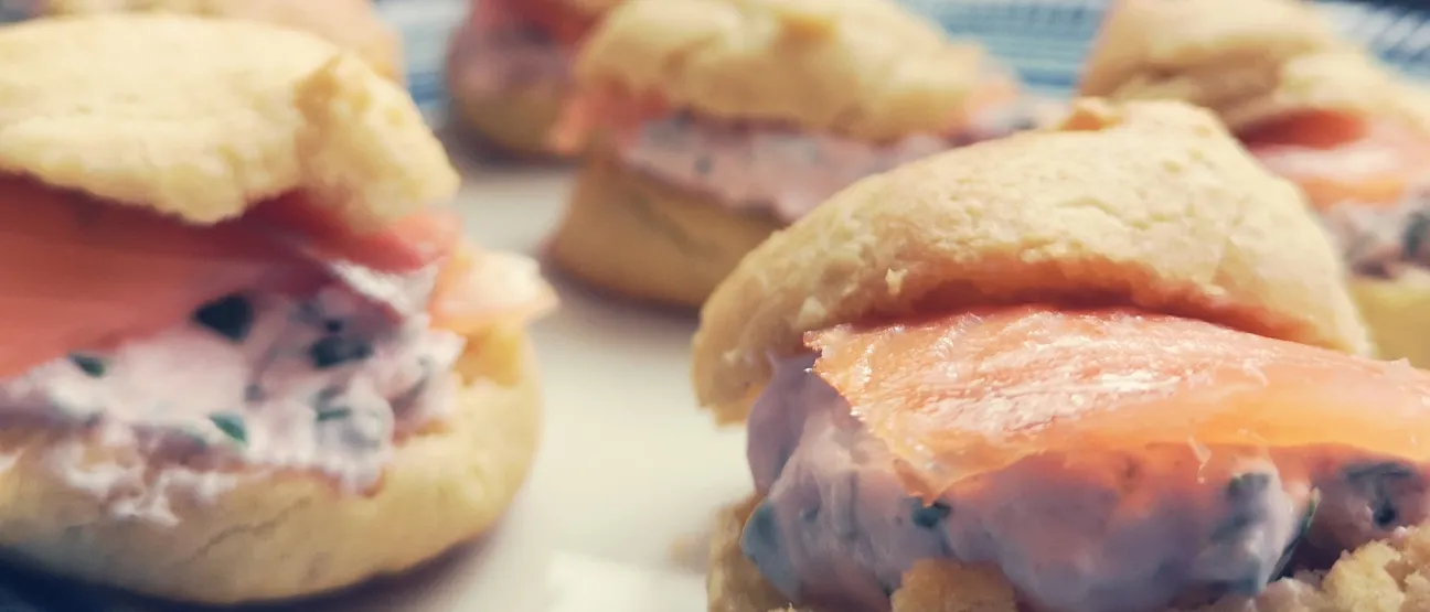 Choux sans gluten au fromage frais et saumon fumé