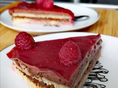 Gâteau framboise chocolat et nappage miroir