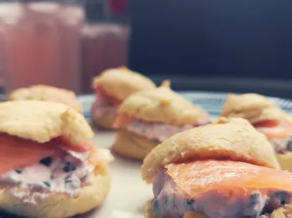 Choux sans gluten au fromage frais et saumon fumé