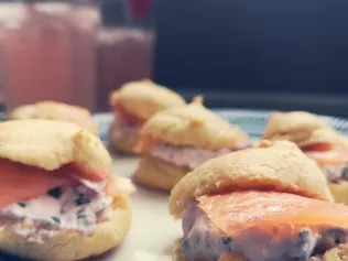Choux sans gluten au fromage frais et saumon fumé