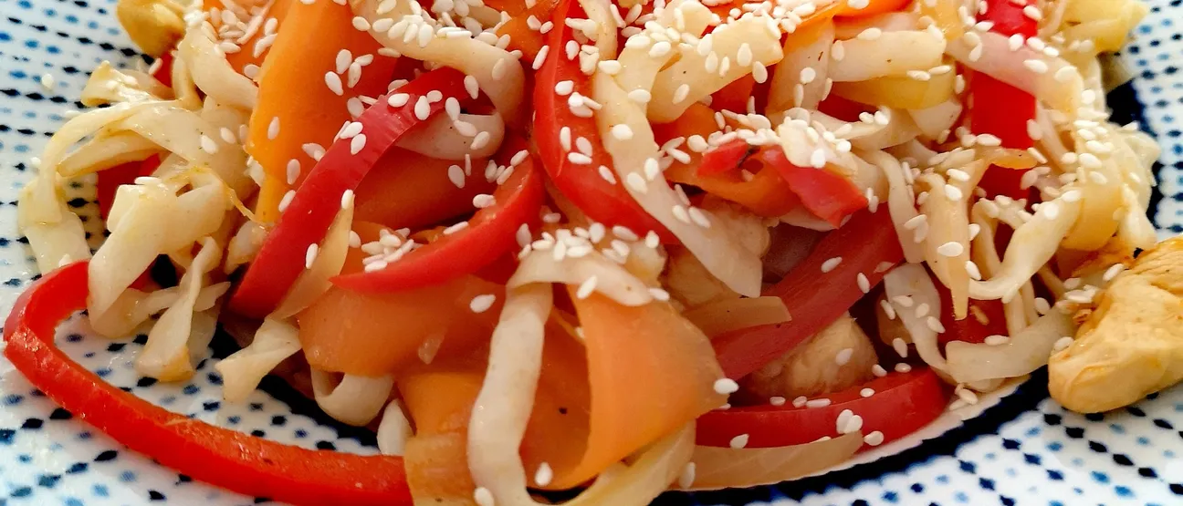 Wok de konjac aux légumes et au poulet : recette facile, sans gluten et rassasiante