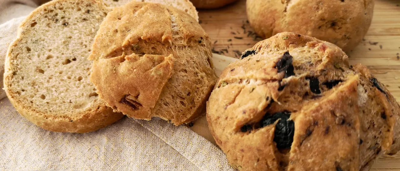 Petits pains sans gluten aux herbes et aux olives