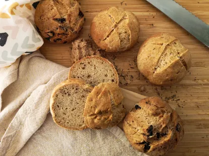 Petits pains sans gluten aux herbes et aux olives