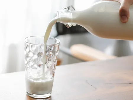 Lait versé dans un verre