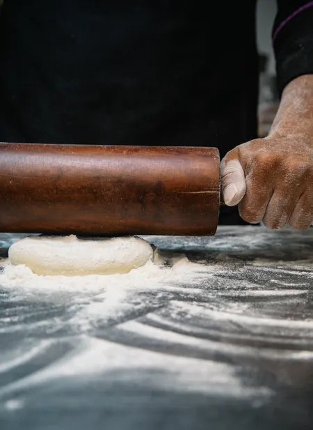 chef pâtissier avec rouleau à pâtisserie