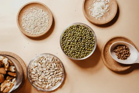 Légumes secs dans des bols