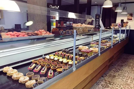 Shop window of Les Gasteliers, gluten-free bakery in Lyon