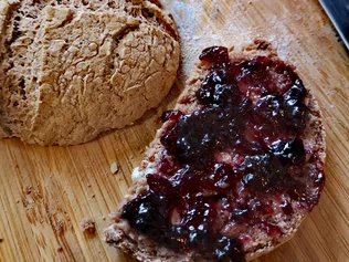 Pain au teff + confiture
