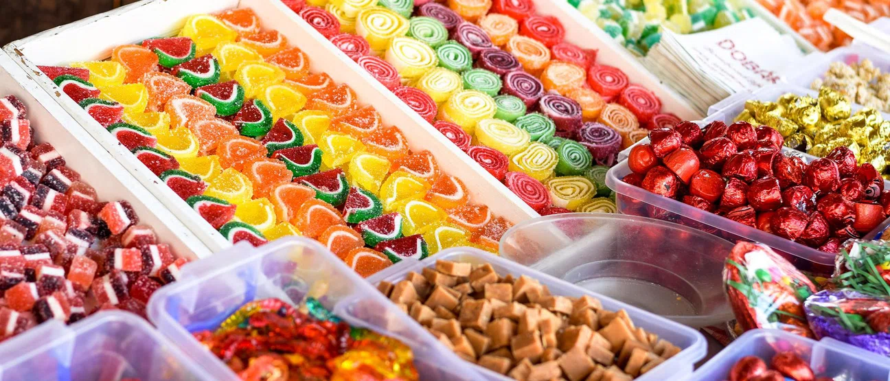 Bonbons dans des bacs sur un marché