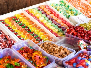 Bonbons dans des bacs sur un marché