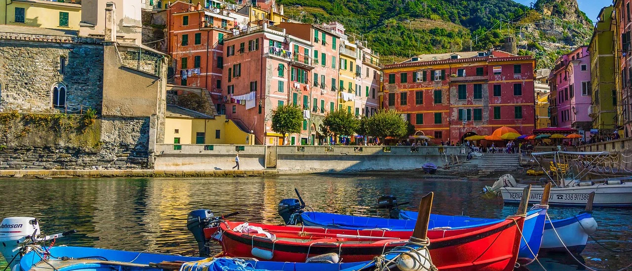 Italie: port avec des bateaux et maisons colorés