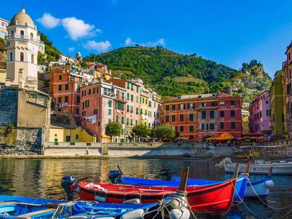 Italie: port avec des bateaux et maisons colorés