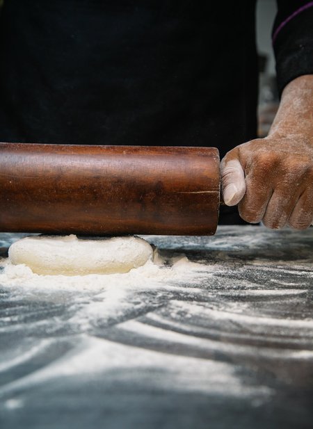 chef pâtissier avec rouleau à patisserie