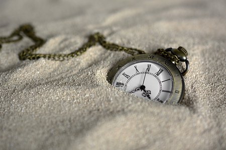 Montre dans le sable : temps qui passe